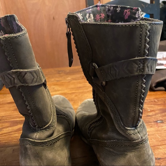 Teva Foxy Mid-calf Grey Boot, size 8.5 - Picture 5 of 7